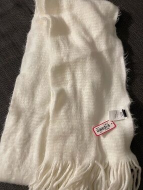 NWT - White Ardene Scarf 100% Acrylic